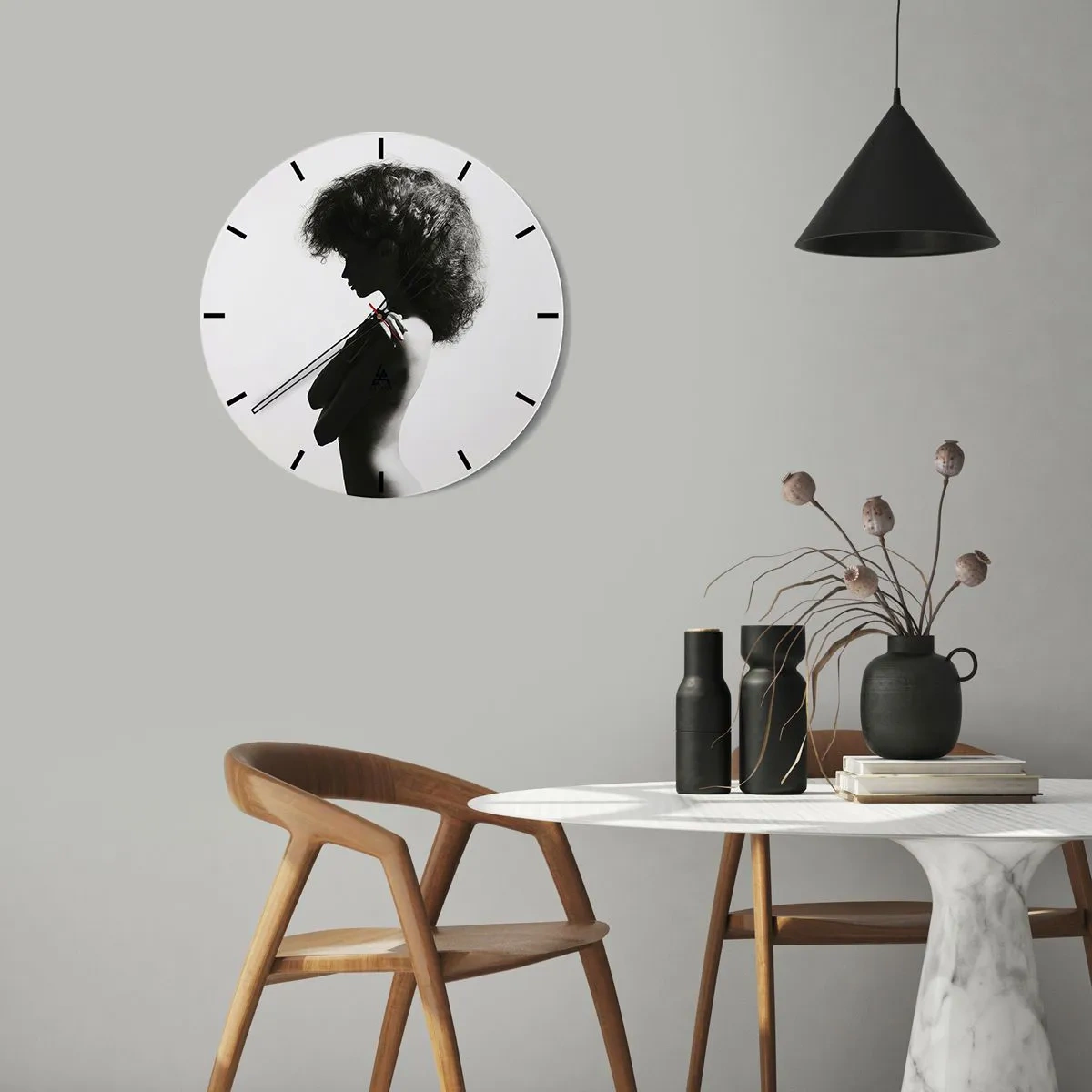 Ceas de perete - Ceas pe sticlă - Portret alb-negru al unei femei în semiprofil cu o coafură dinamică - 30x30cm - Ca o floare pe o tulpină subțire - Decorațiune modernă pentru perete pentru living, bucătărie și dormitor ARTTOR