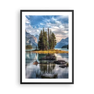 Poster în ramă neagră - Un peisaj montan cu o insulă înconjurată de un lac liniștit - 50x70cm - La o apă mare și limpede… - Decorațiune modernă pentru perete pentru living și dormitor ARTTOR