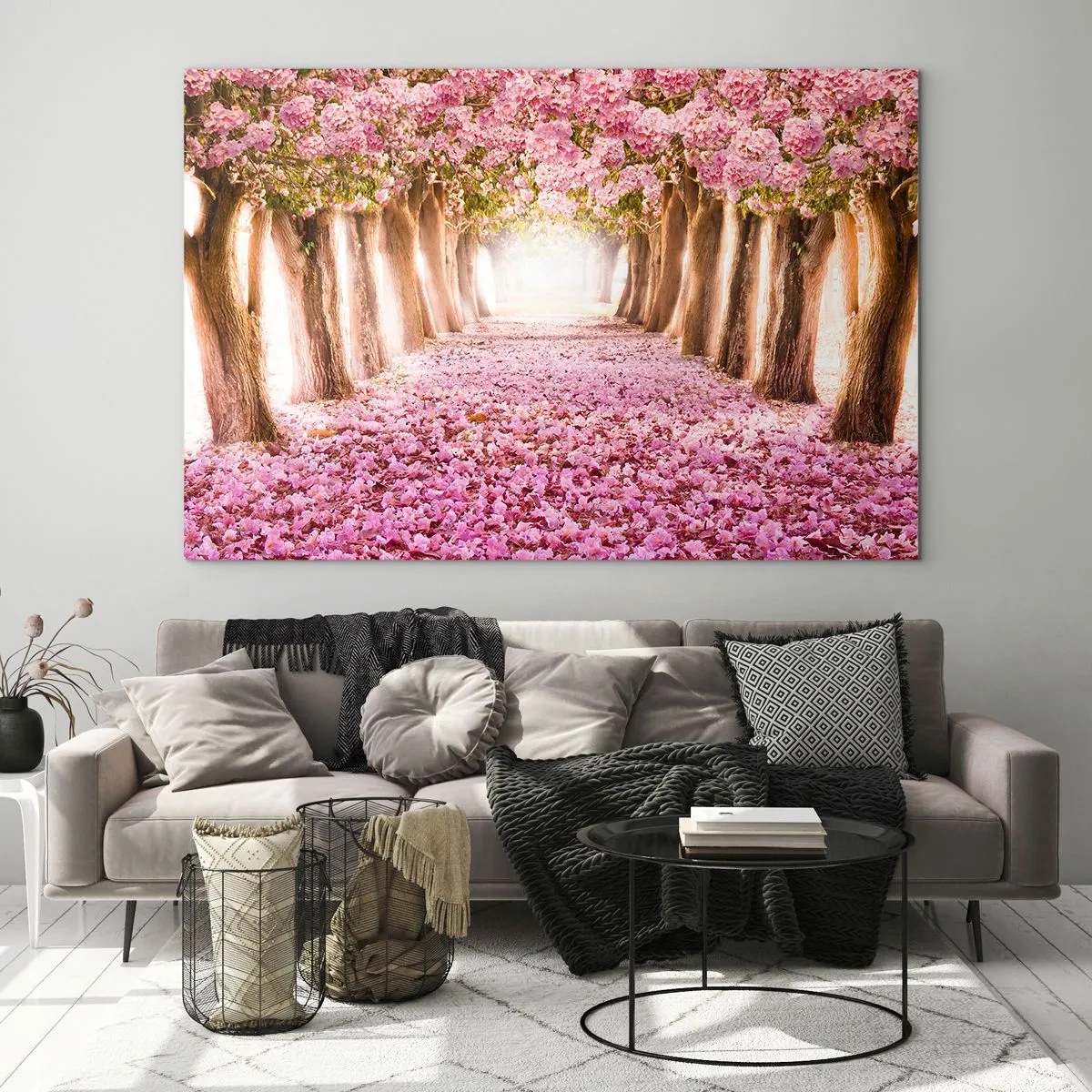 Tablou pe sticlă - O alee de copaci înfloriți cu petale roz pe pământ - 70x50cm - Drumul spre paradis - Decorațiune modernă pentru perete pentru living și dormitor ARTTOR