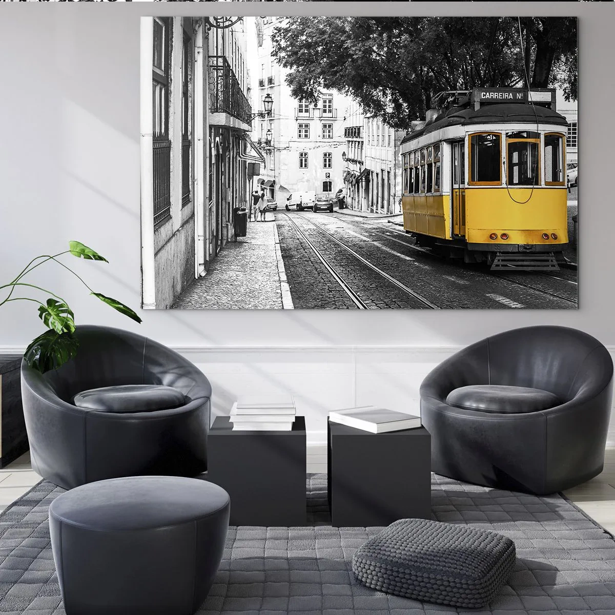 Tablou pe sticlă - Un tramvai galben pe fundalul unei străzi alb-negru - 70x50cm - Sună fado în fundal - Decorațiune modernă pentru perete pentru living și dormitor ARTTOR