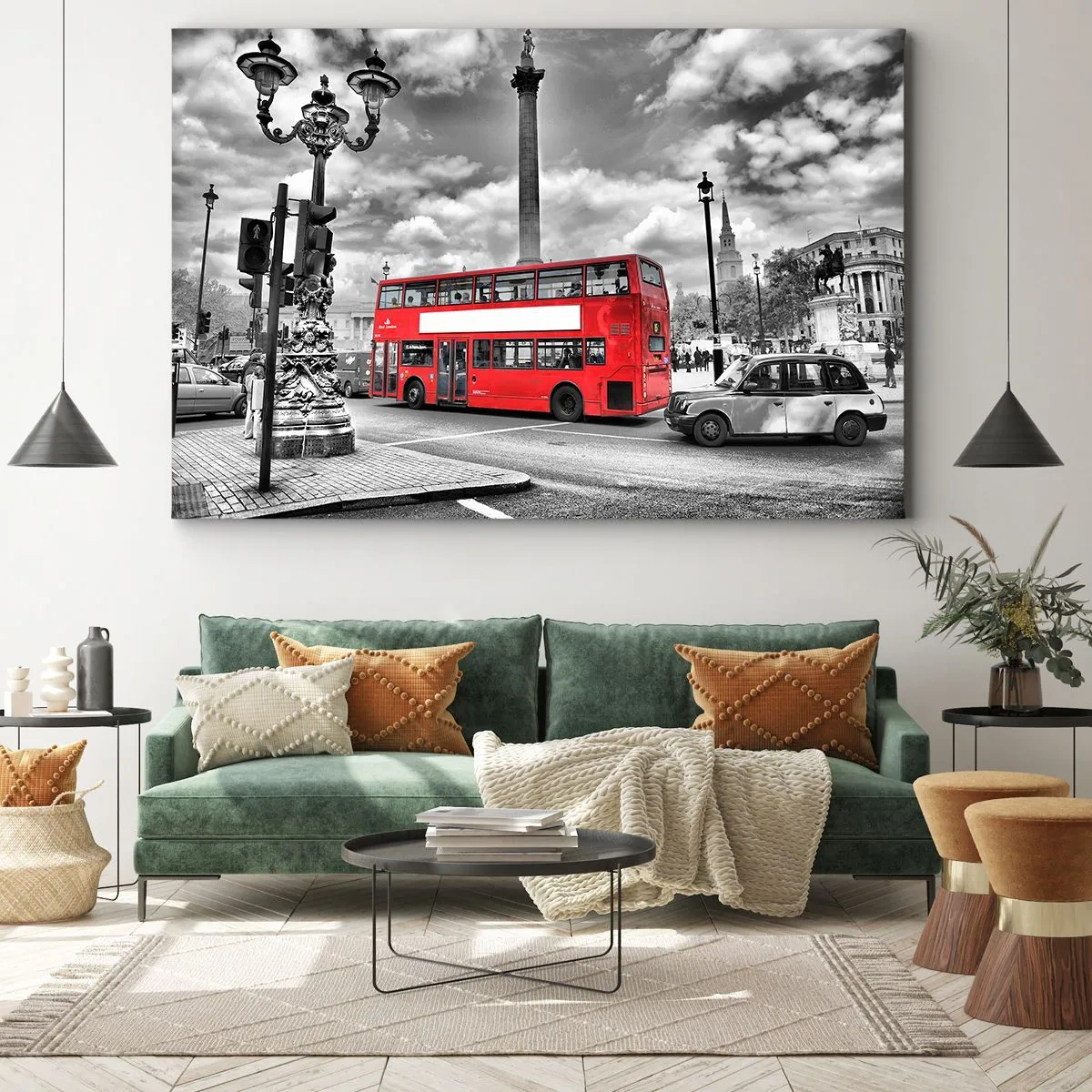 Tablou pe pânză Canvas - Un autobuz roșu cu etaj pe fundalul unui oraș alb-negru - 70x50cm - Adevărata forță vitală a orașului - Decorațiune modernă pentru perete pentru living și dormitor ARTTOR