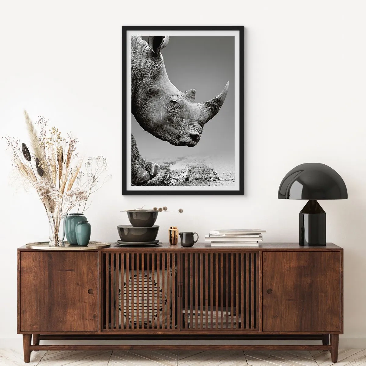 Poster în ramă neagră - Prim-plan alb-negru al unui cap de rinocer - 50x70cm - O forță de neoprit - Decorațiune modernă pentru perete pentru living și dormitor ARTTOR