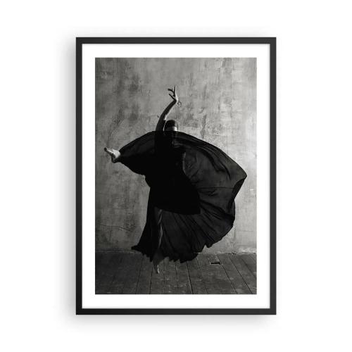 Poster în ramă neagră - O fotografie alb-negru a unui dansator în mișcare dinamică pe un perete brut. - 50x70cm - Un pas pasional - Decorațiune modernă pentru perete pentru living și dormitor ARTTOR