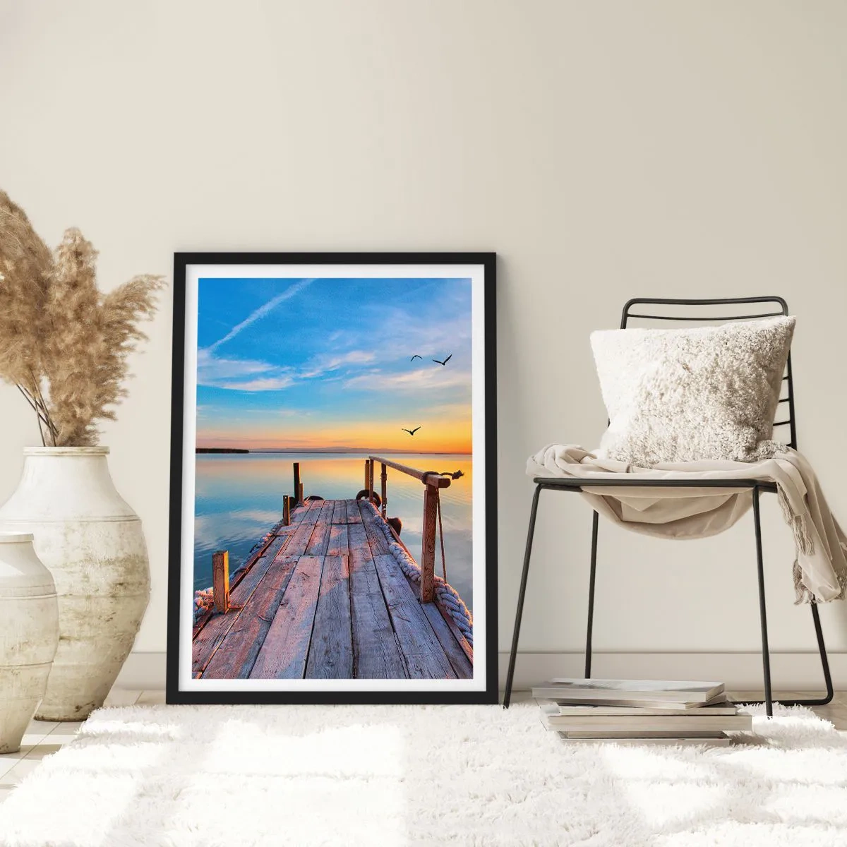Poster în ramă neagră - Un dig la apus peste un lac liniștit - 50x70cm - Mergând înainte spre soare - Decorațiune modernă pentru perete pentru living și dormitor ARTTOR