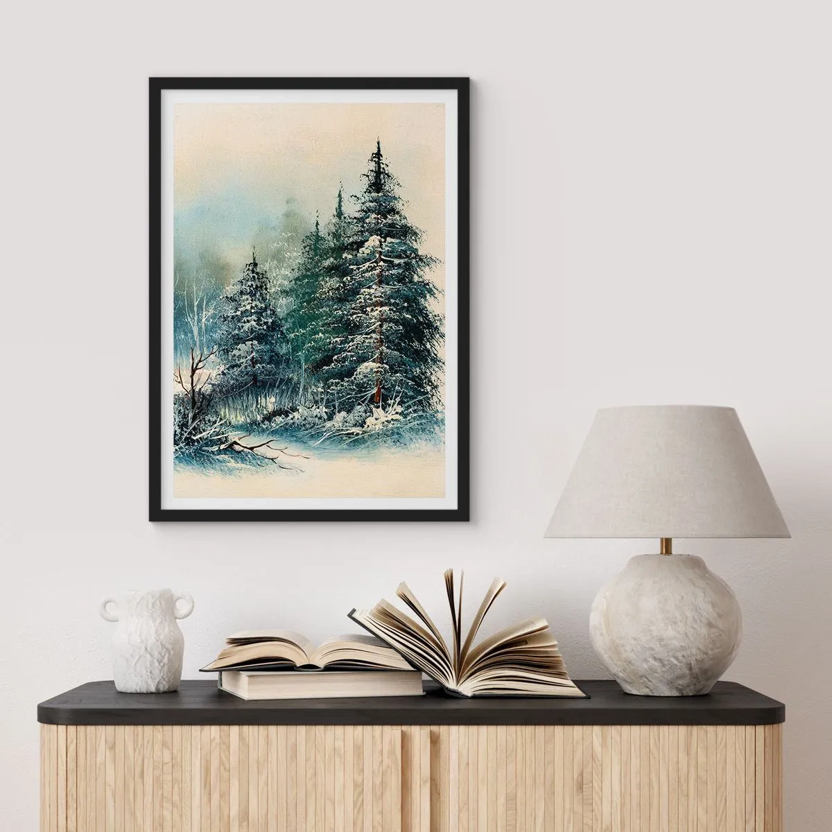 Poster în ramă neagră - Copaci acoperiți de zăpadă într-o pădure de iarnă pe un cer calm - 50x70cm - Gata pentru Crăciun - Decorațiune modernă pentru perete pentru living și dormitor ARTTOR