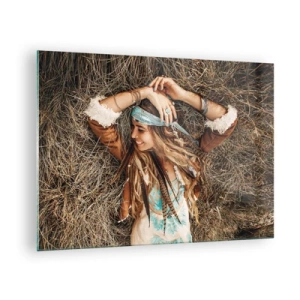Tablou pe sticlă - Femeie în stil boho întinsă în fân zâmbind - 70x50cm - În drum spre vara iubirii - Decorațiune modernă pentru perete pentru living și dormitor ARTTOR