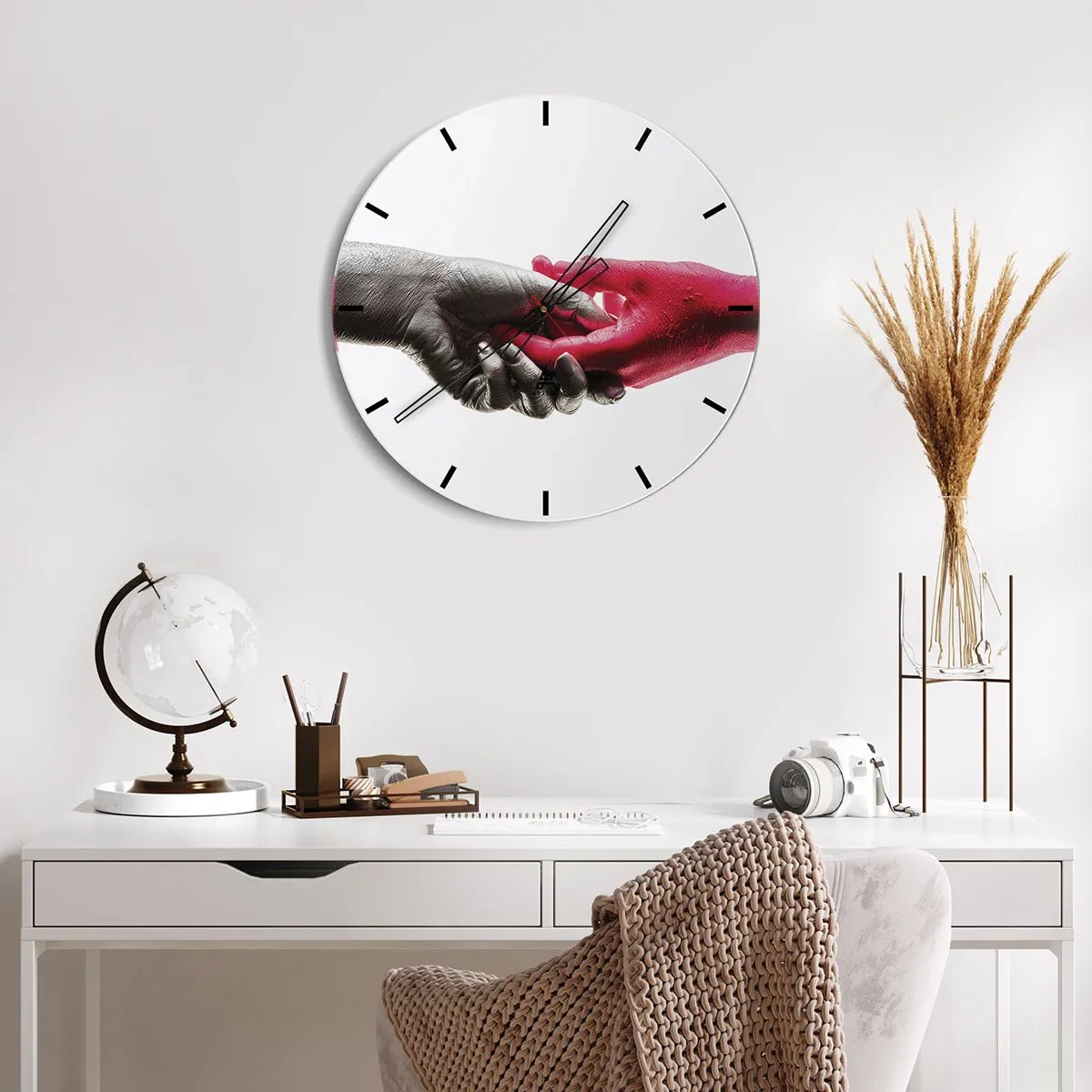 Ceas de perete - Ceas pe sticlă - Strângere de mână simbolică în negru și roșu - 30x30cm - Împreună, deși diferiți - Decorațiune modernă pentru perete pentru living, bucătărie și dormitor ARTTOR