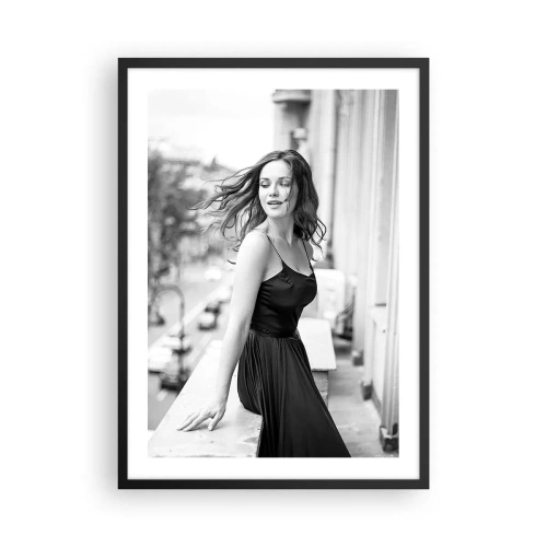 Poster în ramă neagră - Fotografie alb-negru a unei femei pe un balcon - 50x70cm - Cu siguranță e o fată pariziană - Decorațiune modernă pentru perete pentru living și dormitor ARTTOR