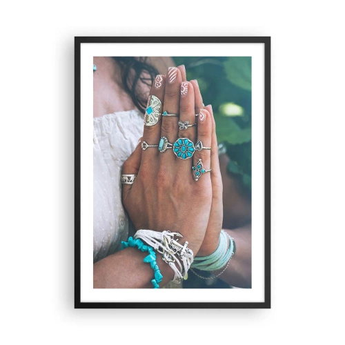 Poster în ramă neagră - Mâini decorate cu bijuterii în stil boho - 50x70cm - Bine ați venit în centrul ființei - Decorațiune modernă pentru perete pentru living și dormitor ARTTOR