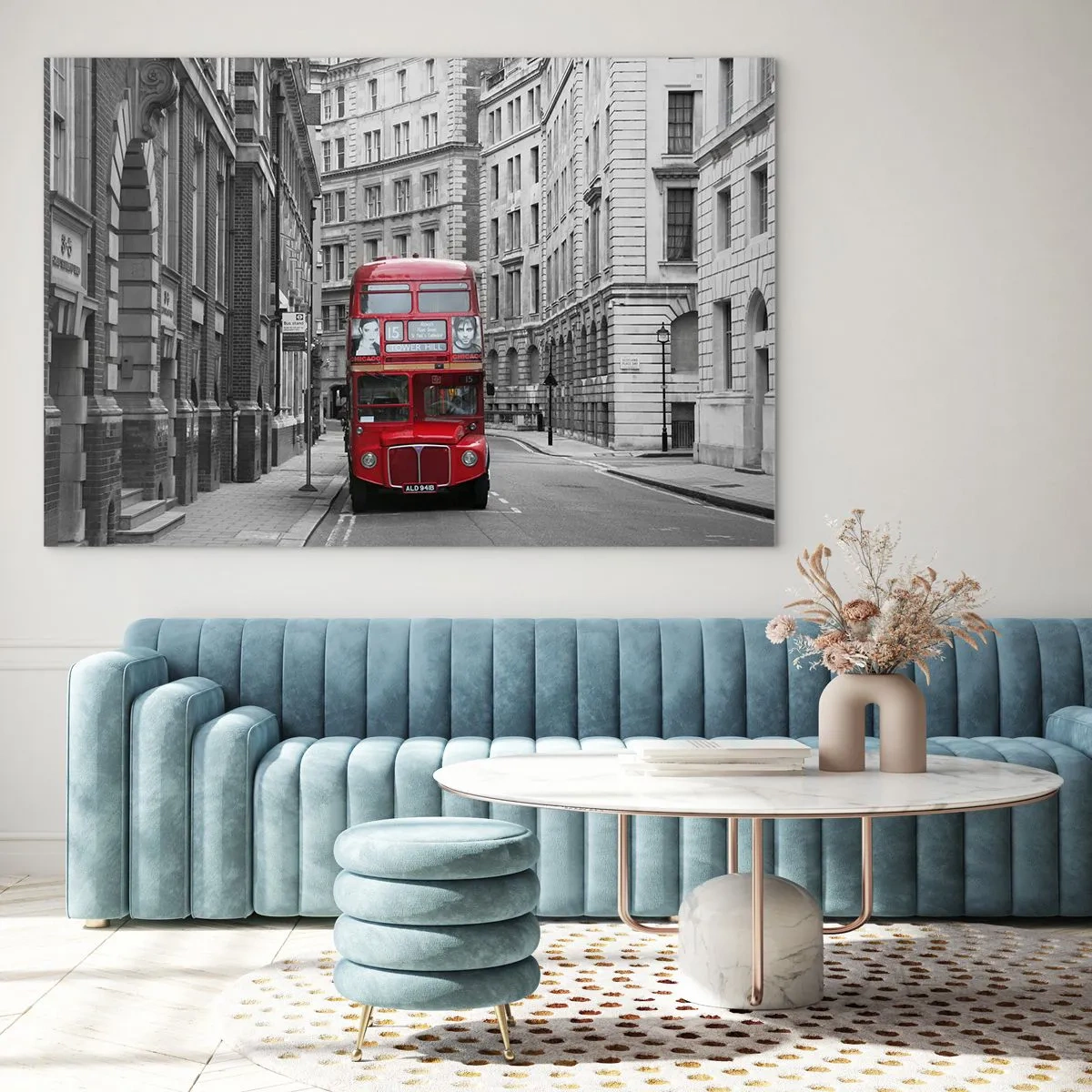 Tablou pe sticlă - Un autobuz roșu printre străzile monocromatice ale orașului - 70x50cm - Viața de zi cu zi nu trebuie să fie gri - Decorațiune modernă pentru perete pentru living și dormitor ARTTOR