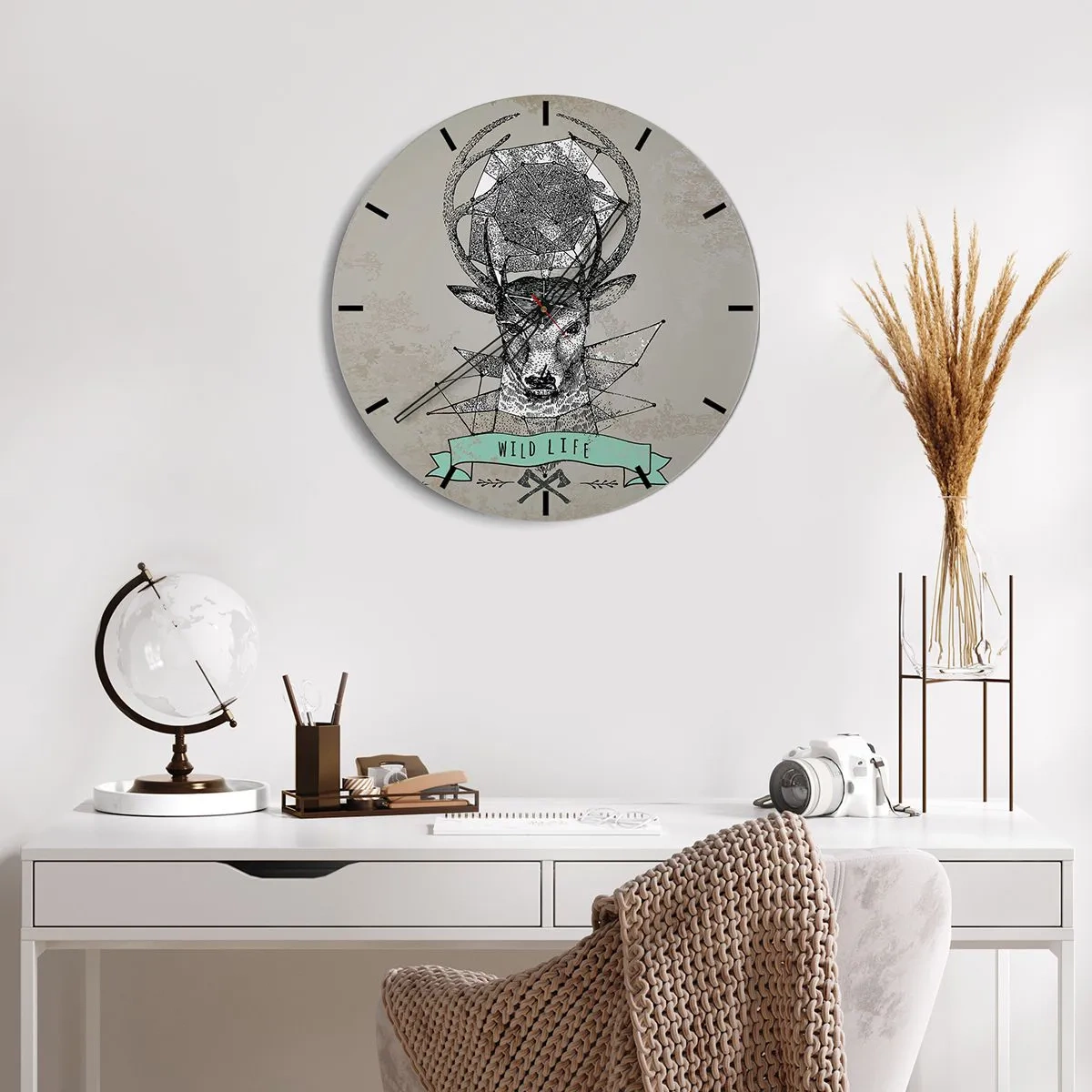 Ceas de perete - Ceas pe sticlă - Cerb geometric cu inscripția Wild Life pe fundal gri - 30x30cm - Viziunea Sfântului Hubertus - Decorațiune modernă pentru perete pentru living, bucătărie și dormitor ARTTOR
