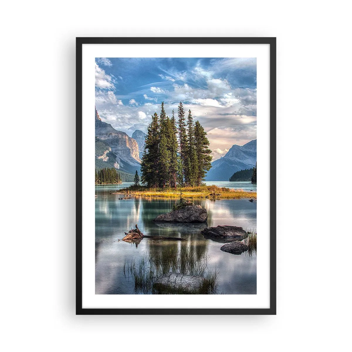 Poster în ramă neagră - Un peisaj montan cu o insulă înconjurată de un lac liniștit - 50x70cm - La o apă mare și limpede… - Decorațiune modernă pentru perete pentru living și dormitor ARTTOR