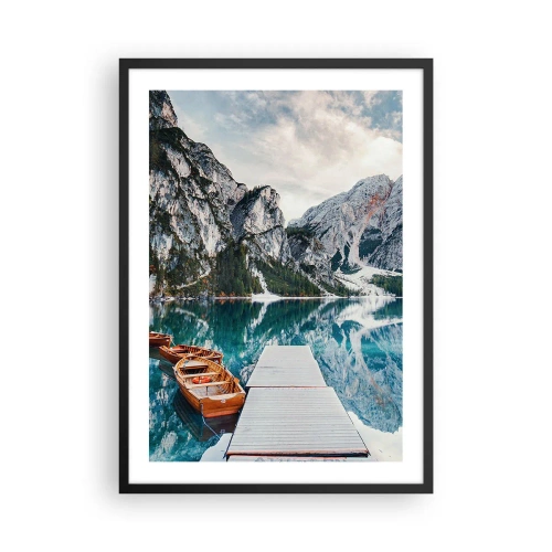 Poster în ramă neagră - Un lac de munte cu bărci de lemn și un dig - 50x70cm - Îți vom arăta frumusețea - Decorațiune modernă pentru perete pentru living și dormitor ARTTOR