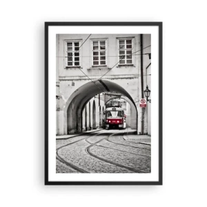 Poster în ramă neagră - Tramvai roșu într-un cadru alb-negru - 50x70cm - Printr-un labirint urban - Decorațiune modernă pentru perete pentru living și dormitor ARTTOR