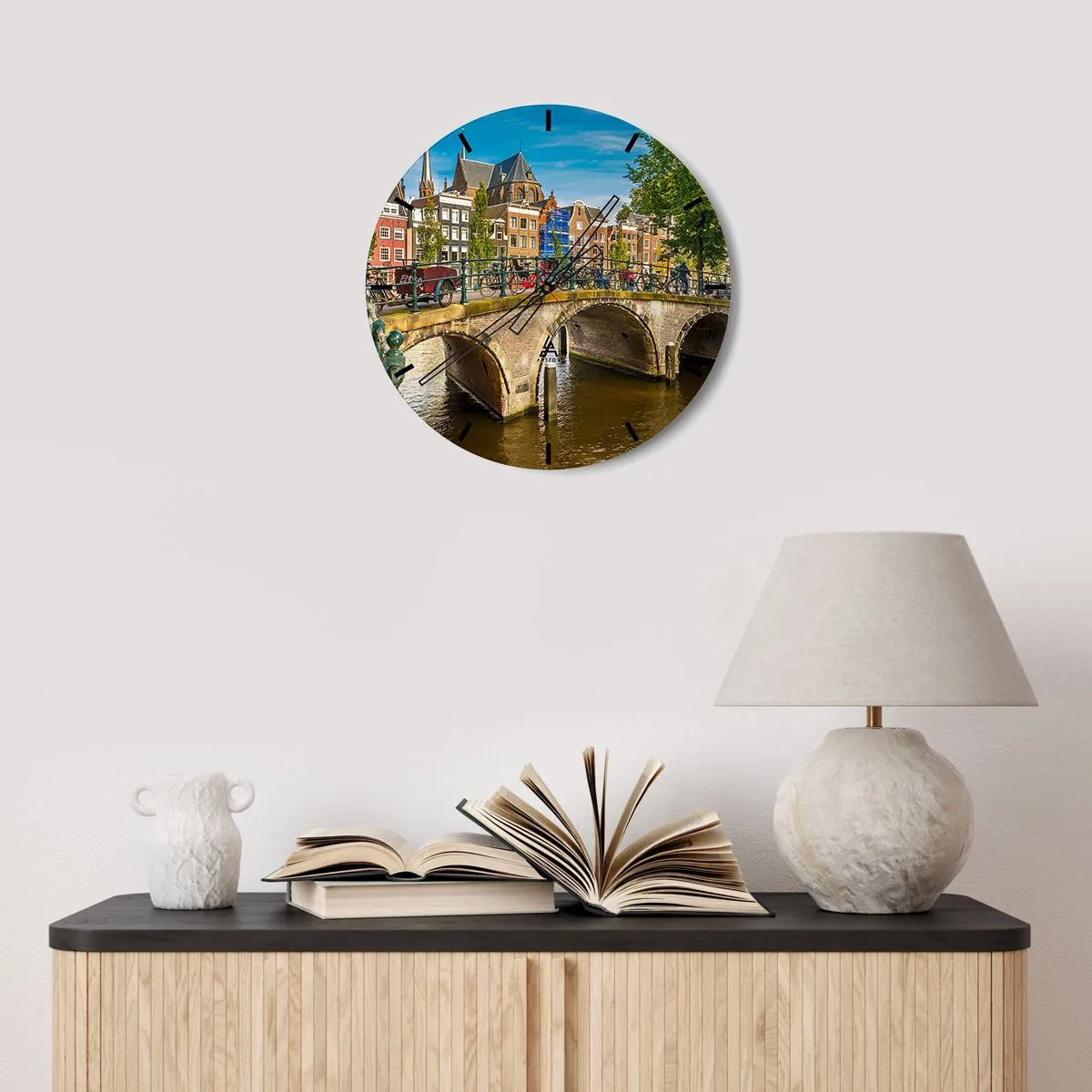 Ceas de perete - Ceas pe sticlă - Un pod pitoresc peste canal, înconjurat de clădiri și biciclete - 30x30cm - Primăvara lângă canal - Decorațiune modernă pentru perete pentru living, bucătărie și dormitor ARTTOR