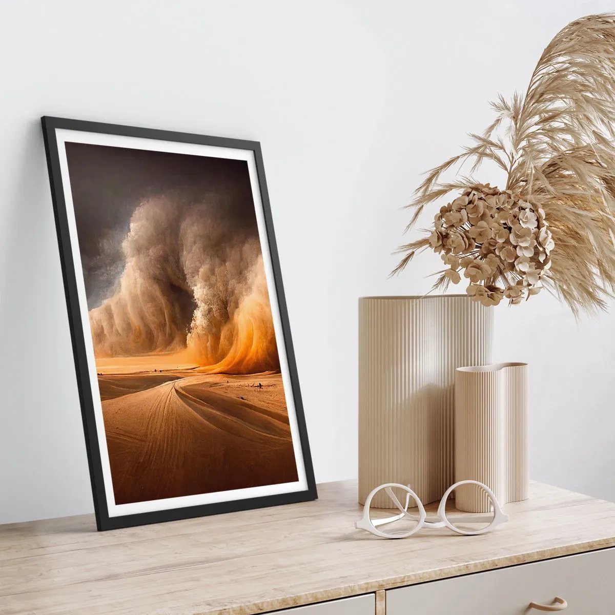 Poster în ramă neagră - O furtună masivă de nisip în deșert - 50x70cm - Mânia deșertului - Decorațiune modernă pentru perete pentru living și dormitor ARTTOR