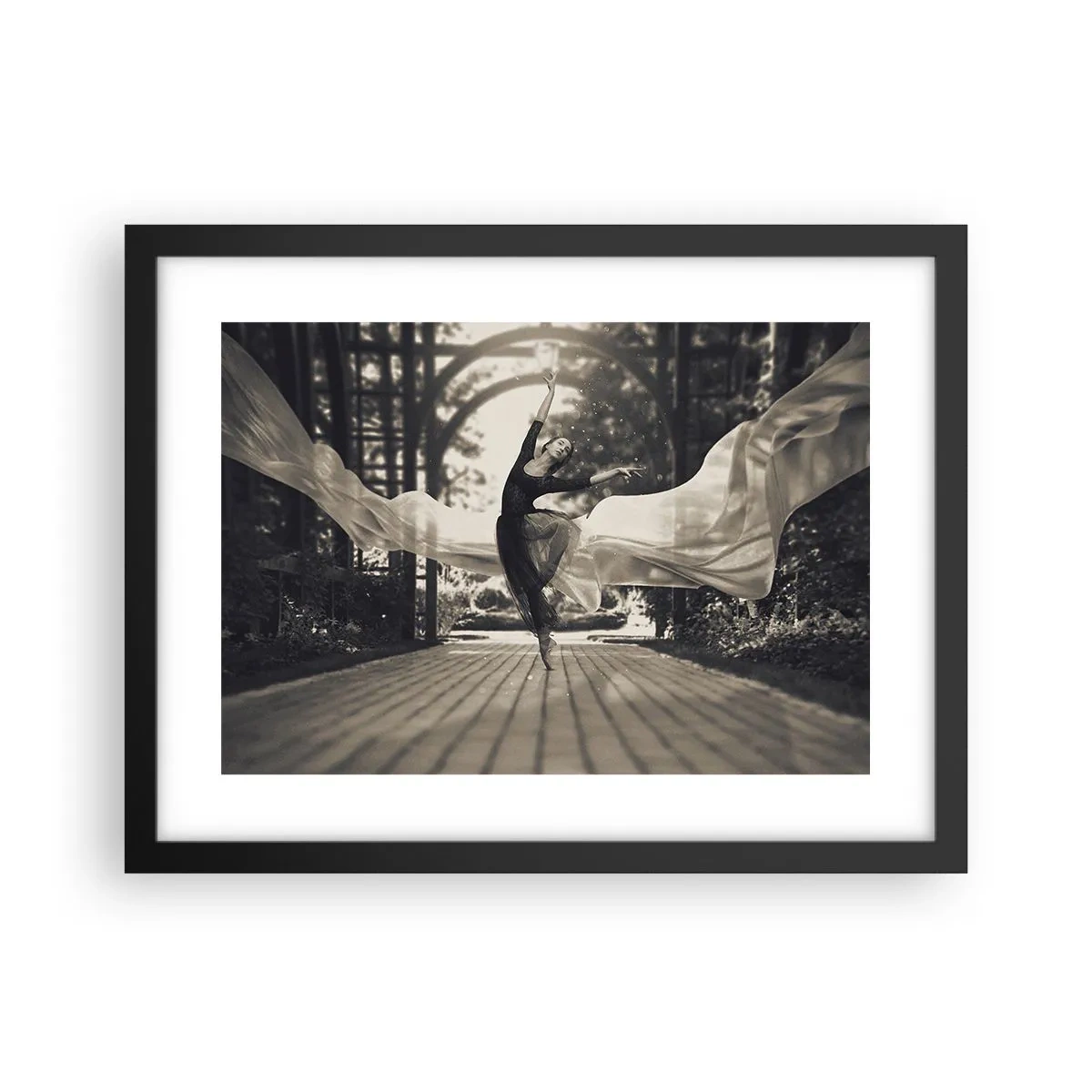 Poster în ramă neagră - Dansul spiritului de grădină - 40x30 cm