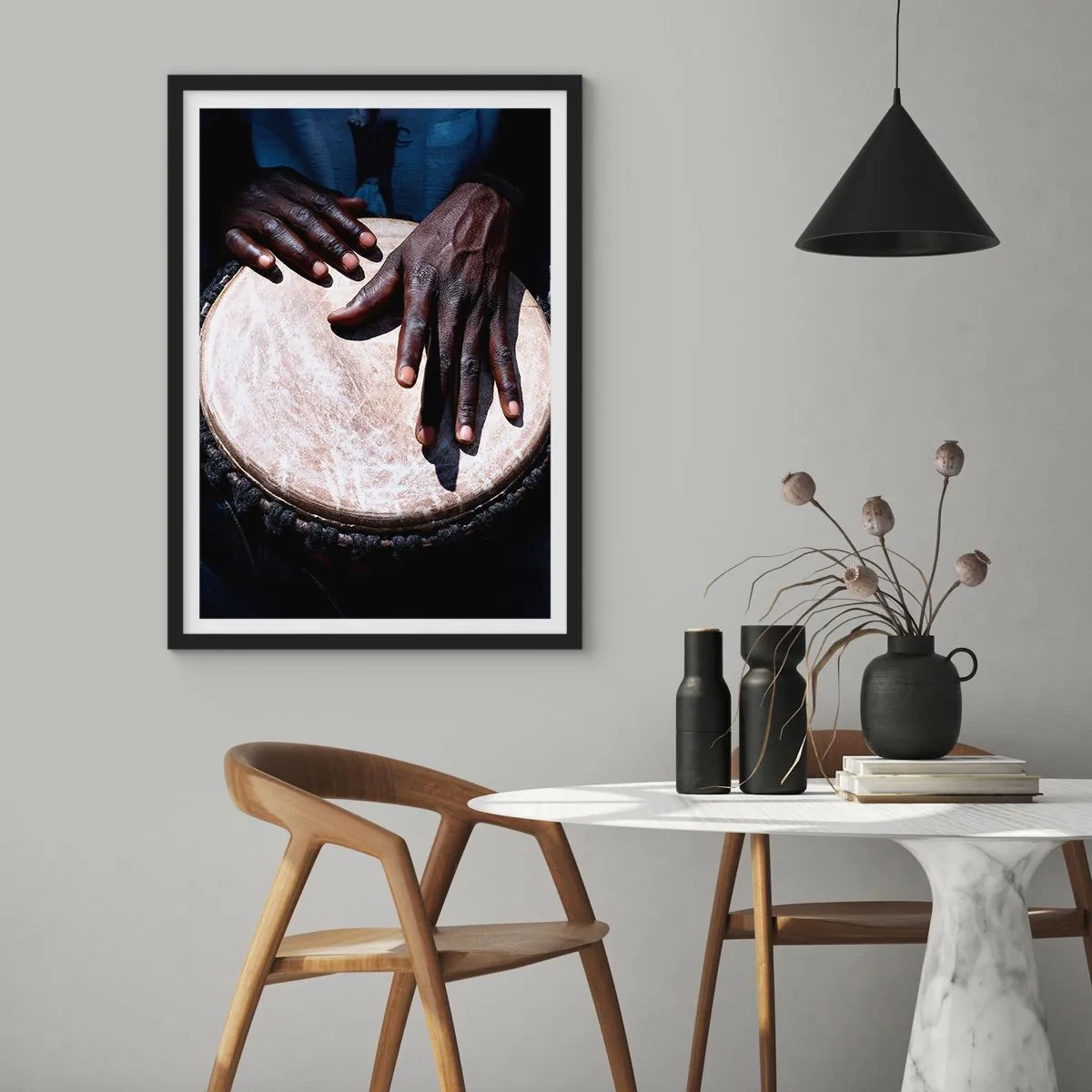 Poster în ramă neagră - Mâini cântând la o tobă djembe într-un joc ritmic - 50x70cm - Trăiește în ritmul tău - Decorațiune modernă pentru perete pentru living și dormitor ARTTOR
