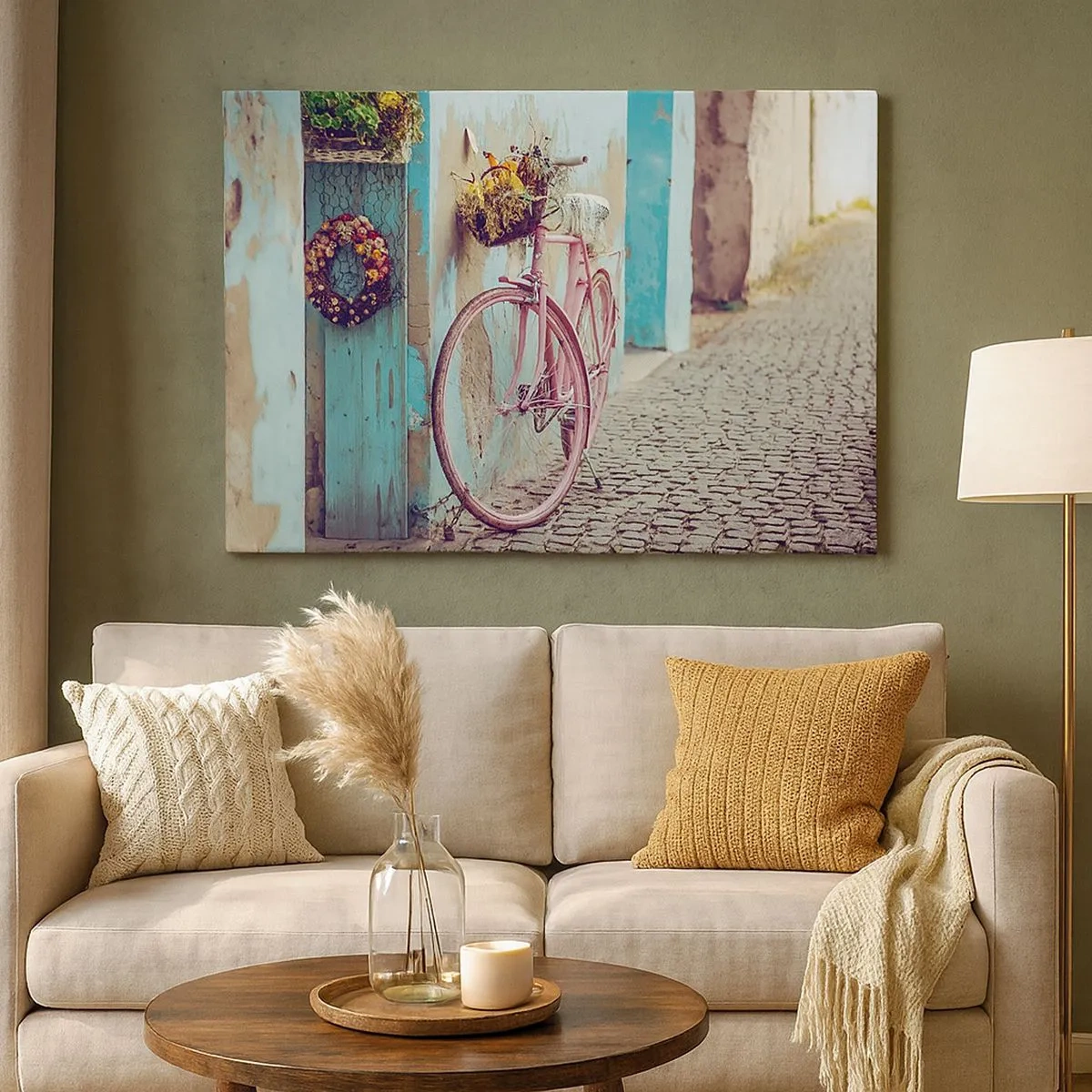 Tablou pe pânză Canvas - O bicicletă roz lângă o ușă turcoaz - 70x50cm - Mă întorc imediat - Decorațiune modernă pentru perete pentru living și dormitor ARTTOR