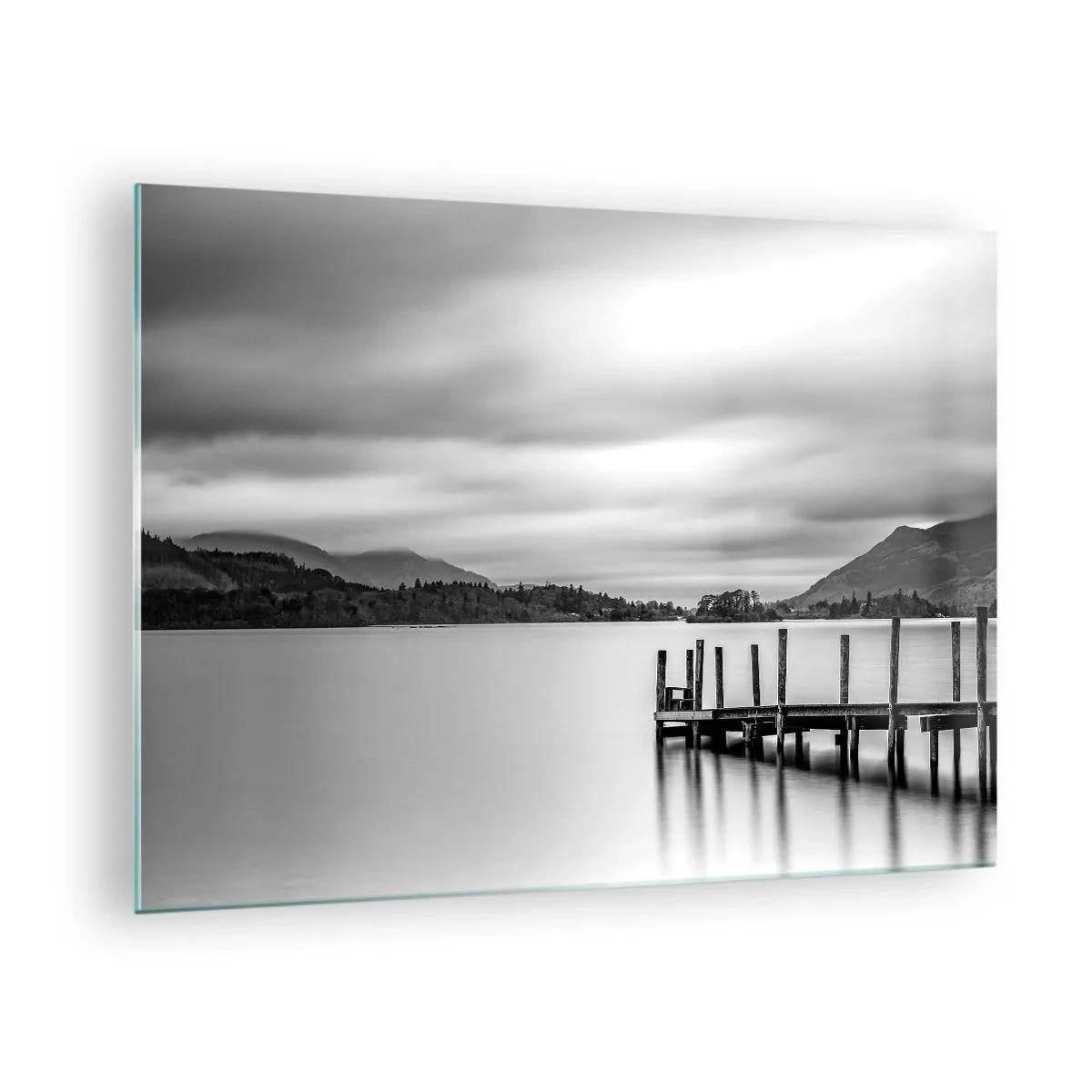Tablou pe sticlă - Peisaj alb-negru cu un lac și un dig de lemn - 70x50cm - Blândețe și putere - Decorațiune modernă pentru perete pentru living și dormitor ARTTOR