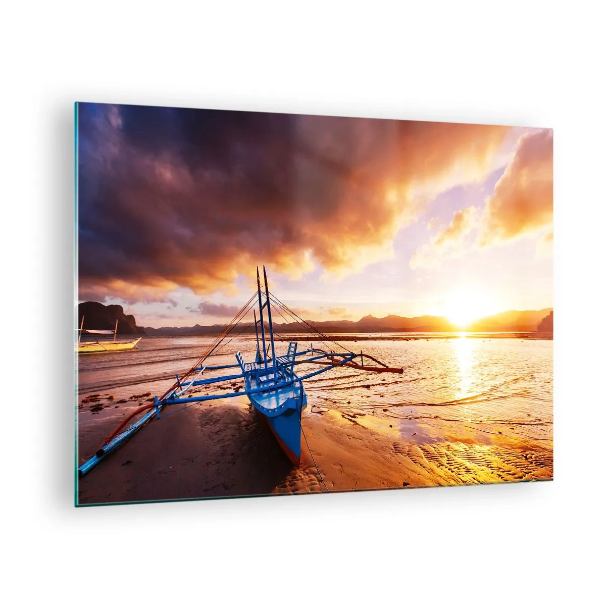 Tablou pe sticlă - Barcă pe plajă la apus cu un cer dramatic - 70x50cm - După o zi lungă, întindeți-vă pe nisip - Decorațiune modernă pentru perete pentru living și dormitor ARTTOR