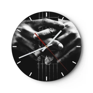 Ceas de perete - Ceas pe sticlă - Prim-plan cu mâini care țin gâtul unei chitare în alb și negru - 30x30cm - Rugăciunea artistului - Decorațiune modernă pentru perete pentru living, bucătărie și dormitor ARTTOR