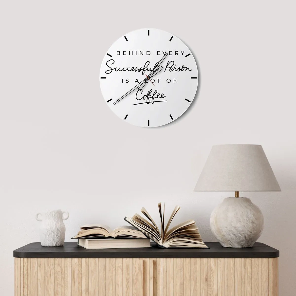 Ceas de perete - Ceas pe sticlă - Un ceas alb cu o inscripție motivațională despre cafea. - 30x30cm - Secretul succesului - Decorațiune modernă pentru perete pentru living, bucătărie și dormitor ARTTOR