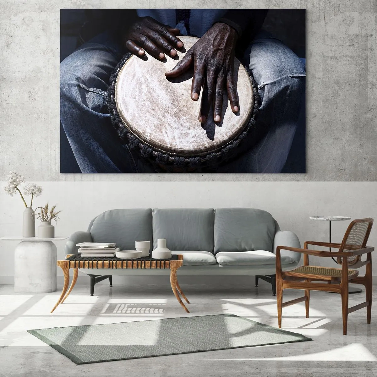 Tablou pe sticlă - Prim-plan cu mâini care cântă la o tobă djembe - 70x50cm - Trăiește în ritmul tău - Decorațiune modernă pentru perete pentru living și dormitor ARTTOR