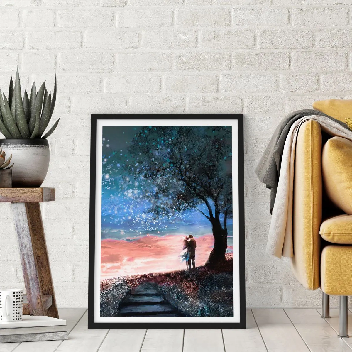 Poster în ramă neagră - Un cuplu sub un copac în lumina stelelor și într-un peisaj pitoresc - 50x70cm - O performanță stelară - Decorațiune modernă pentru perete pentru living și dormitor ARTTOR