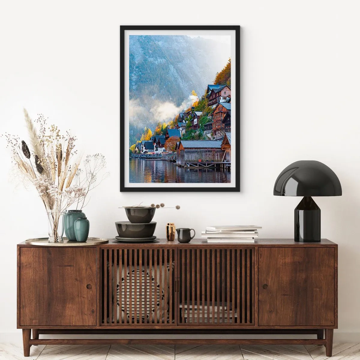 Poster în ramă neagră - Un oraș de munte lângă un lac, înconjurat de o aură de toamnă - 50x70cm - Atmosferă alpină - Decorațiune modernă pentru perete pentru living și dormitor ARTTOR