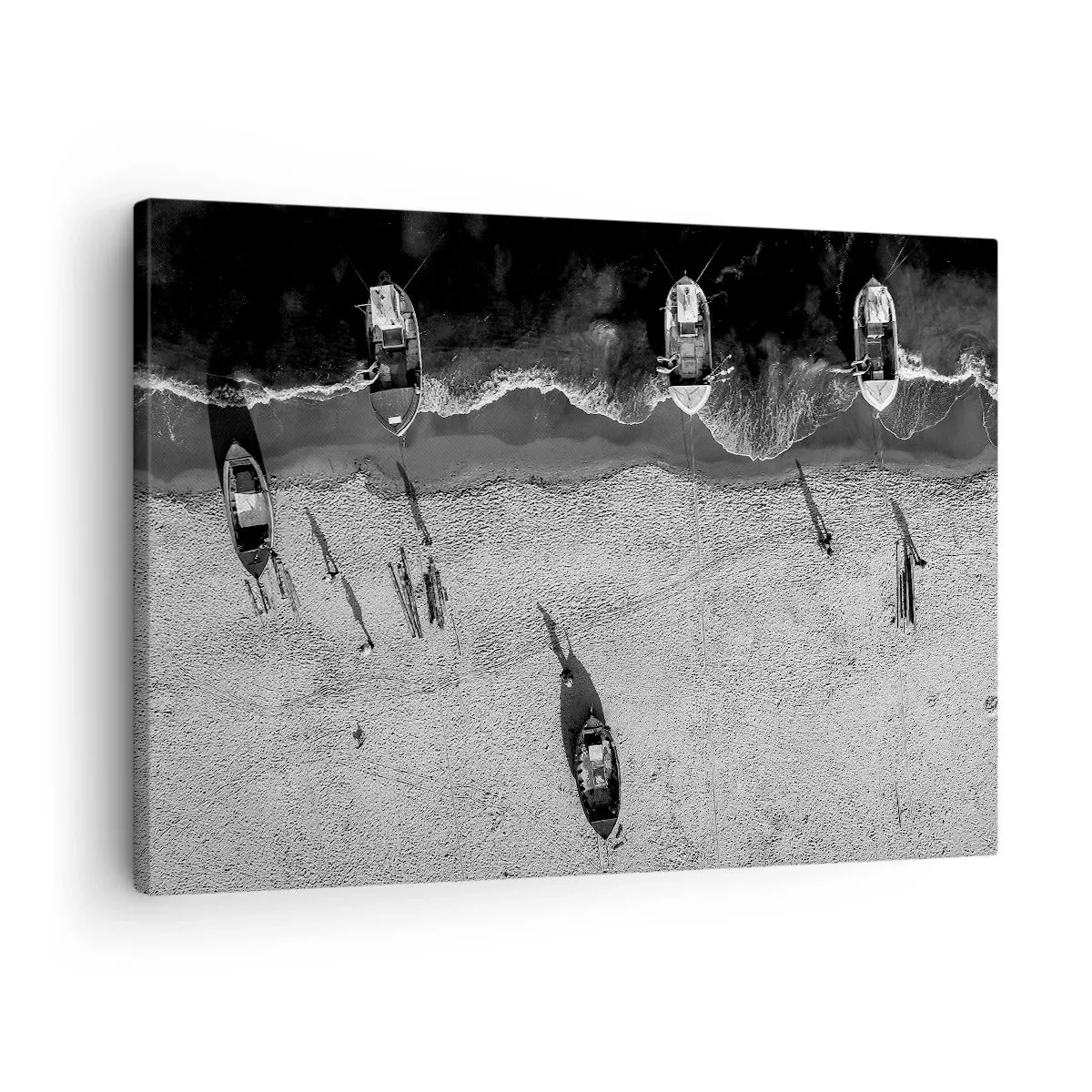 Tablou pe pânză Canvas - Vedere aeriană alb-negru a bărcilor de pe plajă - 70x50cm - Tot pe țărm... - Decorațiune modernă pentru perete pentru living și dormitor ARTTOR