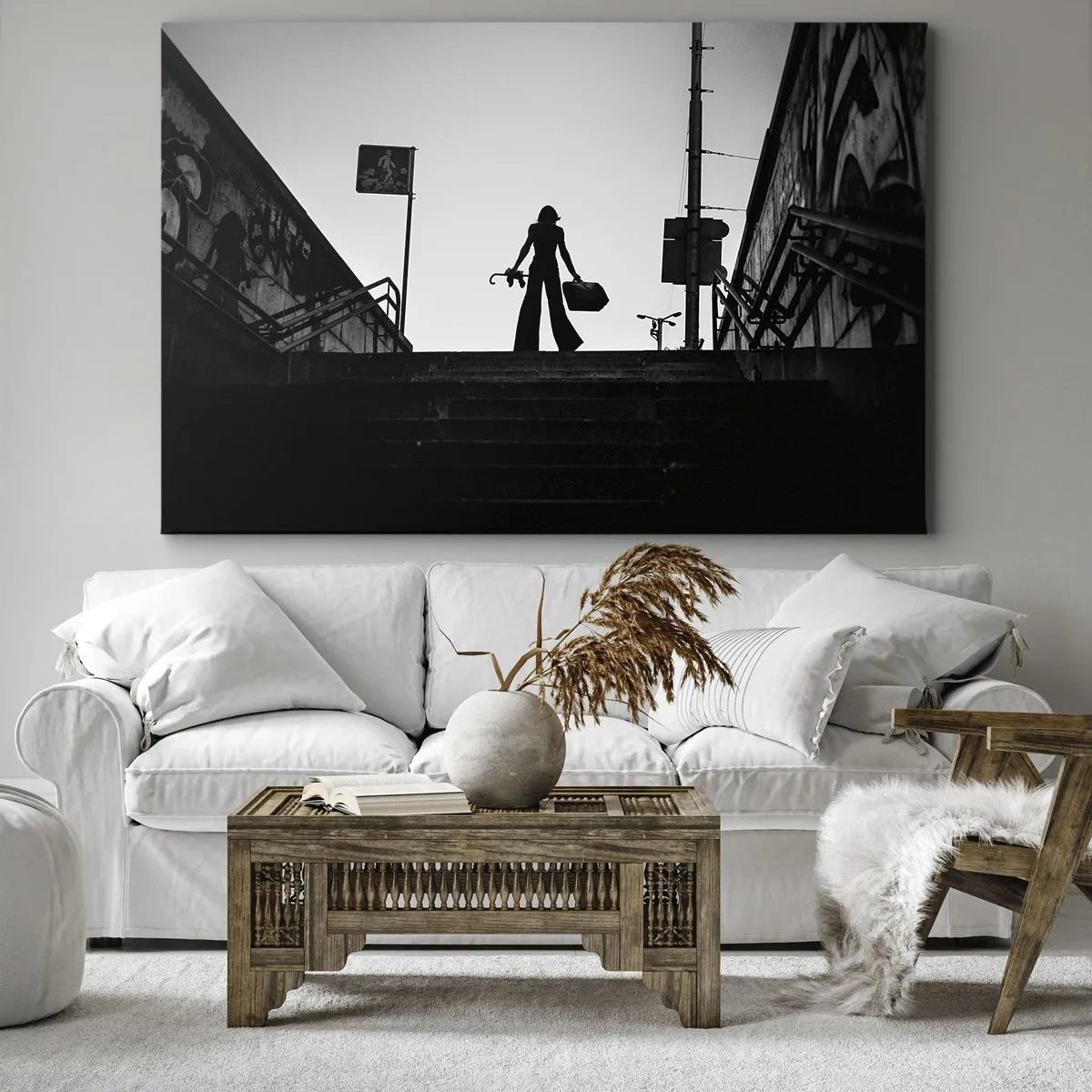 Tablou pe pânză Canvas - Siluetă feminină pe scări, în alb și negru, cu o atmosferă dinamică - 70x50cm - Rătăcire urbană - Decorațiune modernă pentru perete pentru living și dormitor ARTTOR