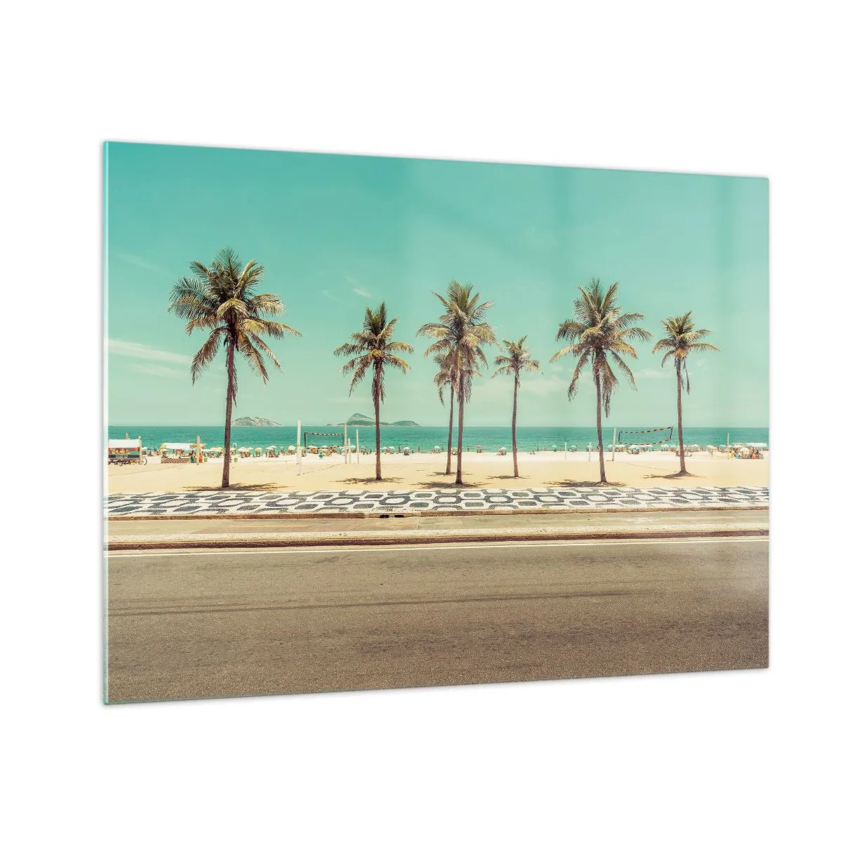 Tablou pe sticlă - Palmieri pe promenadă cu plaja și oceanul în fundal - 70x50cm - La paza plajei - Decorațiune modernă pentru perete pentru living și dormitor ARTTOR