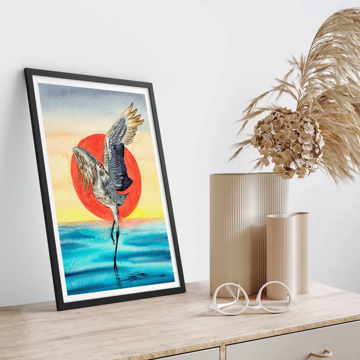 Poster în ramă neagră - O macara plutind deasupra apei pe fundalul unui soare roșu - 50x70cm - E timpul să ne întoarcem - Decorațiune modernă pentru perete pentru living și dormitor ARTTOR