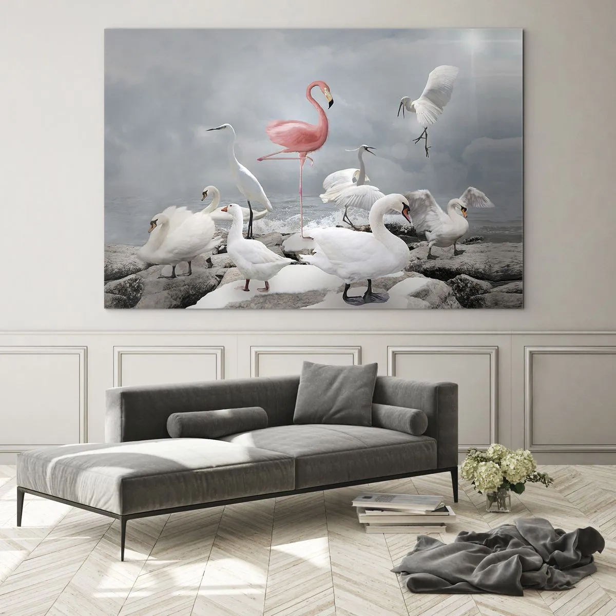 Tablou pe sticlă - Un flamingo roz printre lebede albe și stârci pe fundalul apei - 70x50cm - De unde am venit? - Decorațiune modernă pentru perete pentru living și dormitor ARTTOR