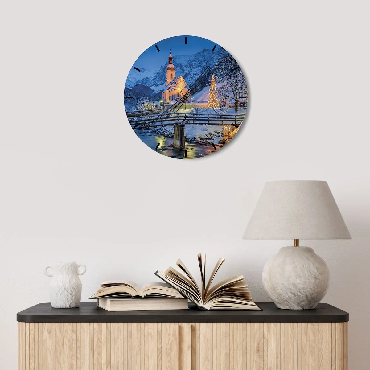 Ceas de perete - Ceas pe sticlă - Biserică într-un cadru de iarnă cu un brad de Crăciun - 30x30cm - Spiritul Crăciunului - Decorațiune modernă pentru perete pentru living, bucătărie și dormitor ARTTOR