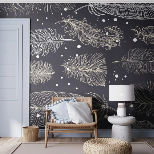 Tapet Standard Eco - Un model elegant de pene aurii pe un fundal întunecat - 100x70cm - Dantelă cu pene - Decorațiune modernă pentru perete pentru living și dormitor ARTTOR