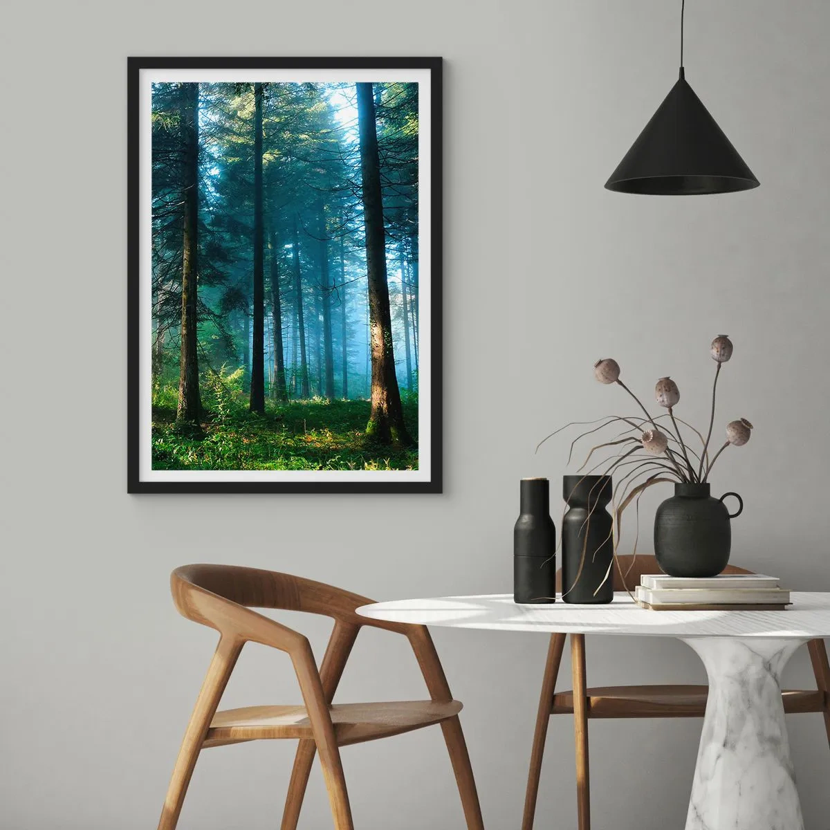 Poster în ramă neagră - Pădure de conifere în soarele dimineții și ceață ușoară - 50x70cm - Strălucirea de dimineață - Decorațiune modernă pentru perete pentru living și dormitor ARTTOR