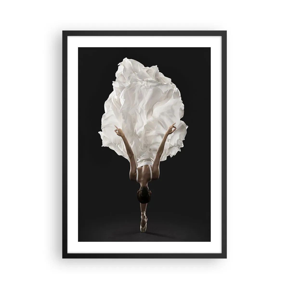 Poster în ramă neagră - dansatoare într-o rochie albă plutind în aer pe un fundal negru - 50x70cm - Un pas neobișnuit - Decorațiune modernă pentru perete pentru living și dormitor ARTTOR