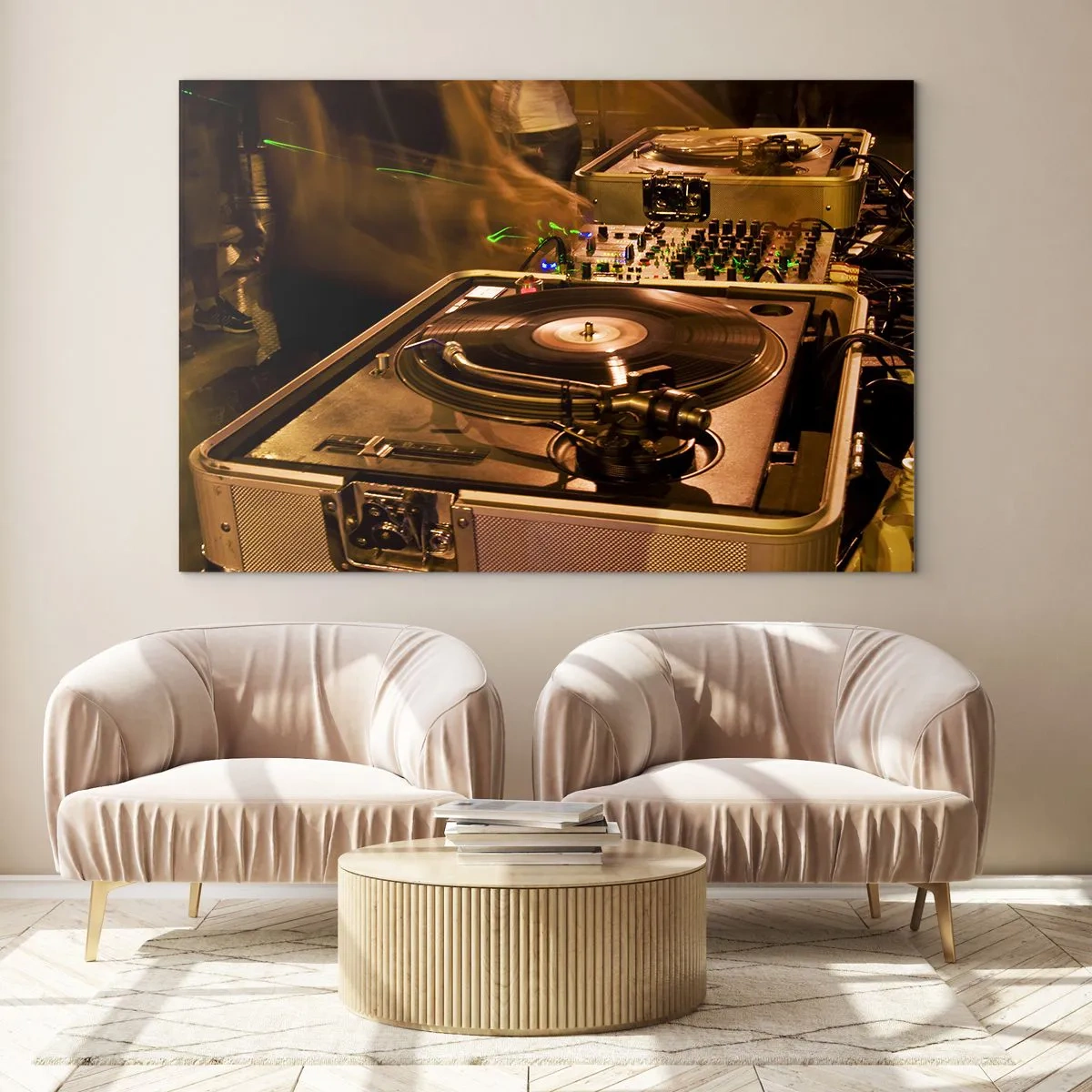 Tablou pe sticlă - Un platan pe fundalul unei petreceri cu efecte de iluminare dinamice - 70x50cm - Simți această putere? - Decorațiune modernă pentru perete pentru living și dormitor ARTTOR