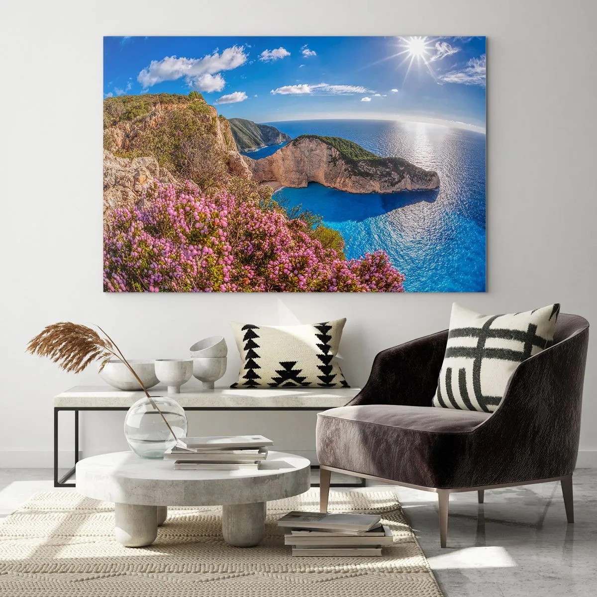 Tablou pe sticlă - Peisaj grecesc cu stânci, mare și arbuști înfloriți - 70x50cm - Marea mea vacanță grecească - Decorațiune modernă pentru perete pentru living și dormitor ARTTOR