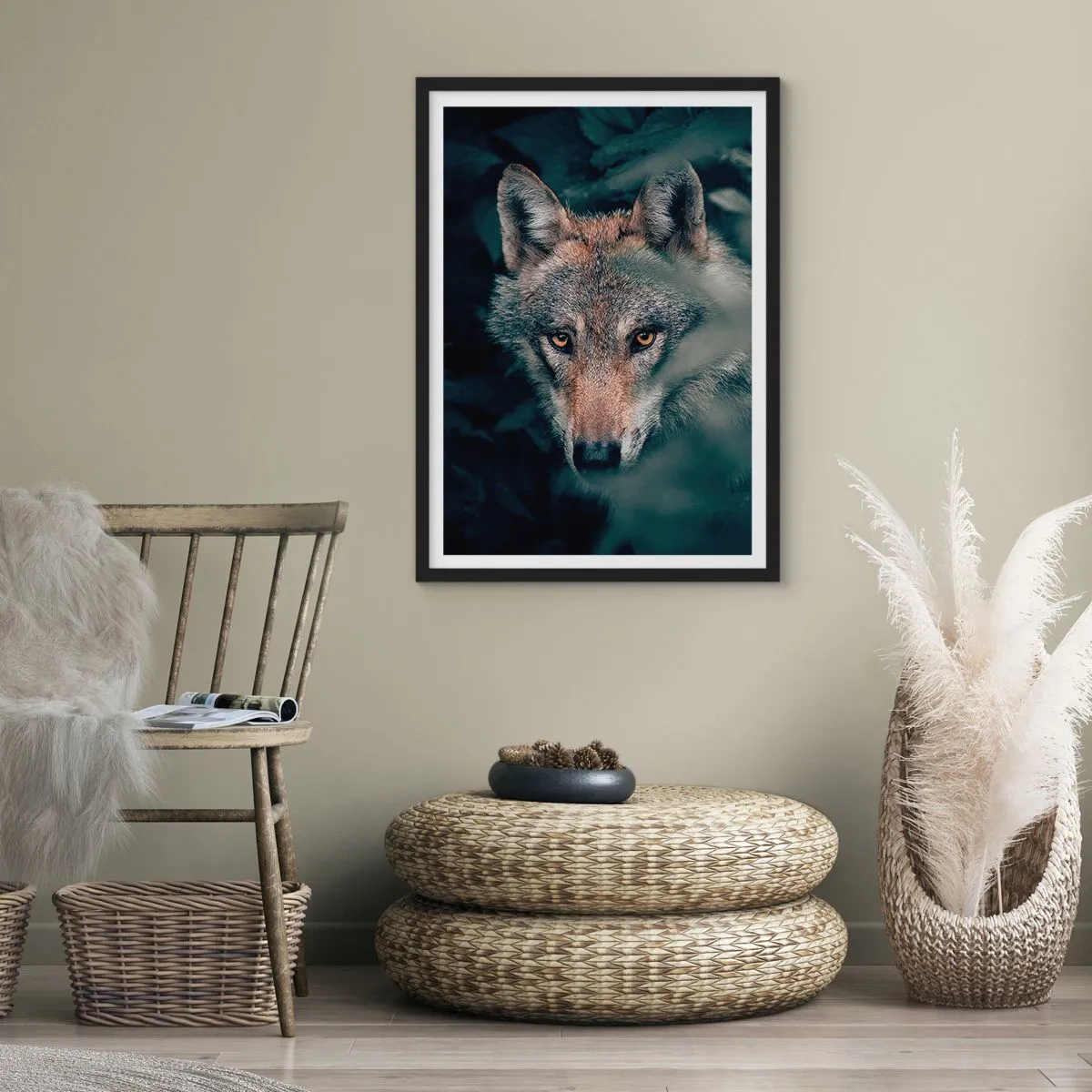 Poster în ramă neagră - Portretul unui lup într-un decor misterios de pădure - 50x70cm - Vânător - Decorațiune modernă pentru perete pentru living și dormitor ARTTOR