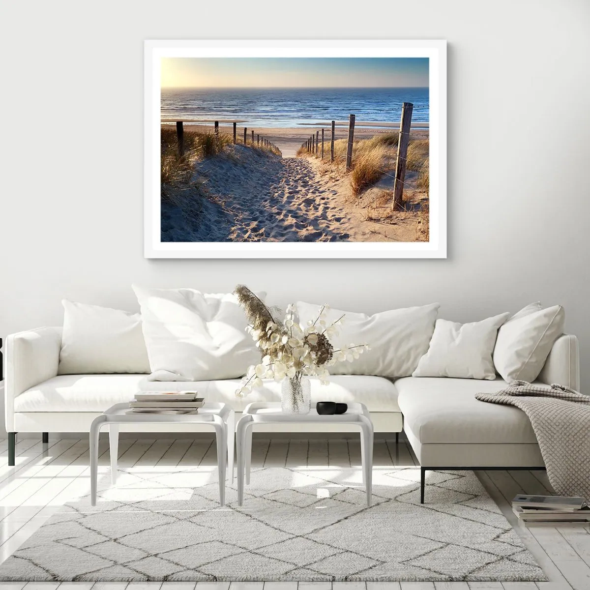 Poster în ramă albă - Zumzet de mare, o plajă sălbatică printre ierburi... - 70x50 cm
