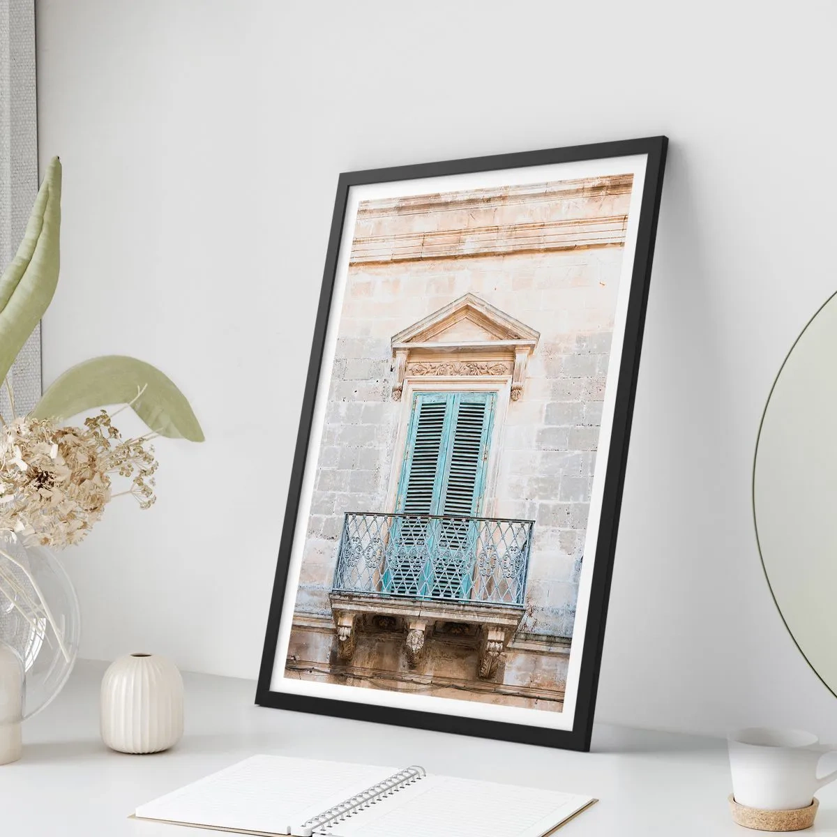 Poster în ramă neagră - Balcon istoric cu obloane albastre în stil mediteranean - 50x70cm - Farmecul unic italian - Decorațiune modernă pentru perete pentru living și dormitor ARTTOR