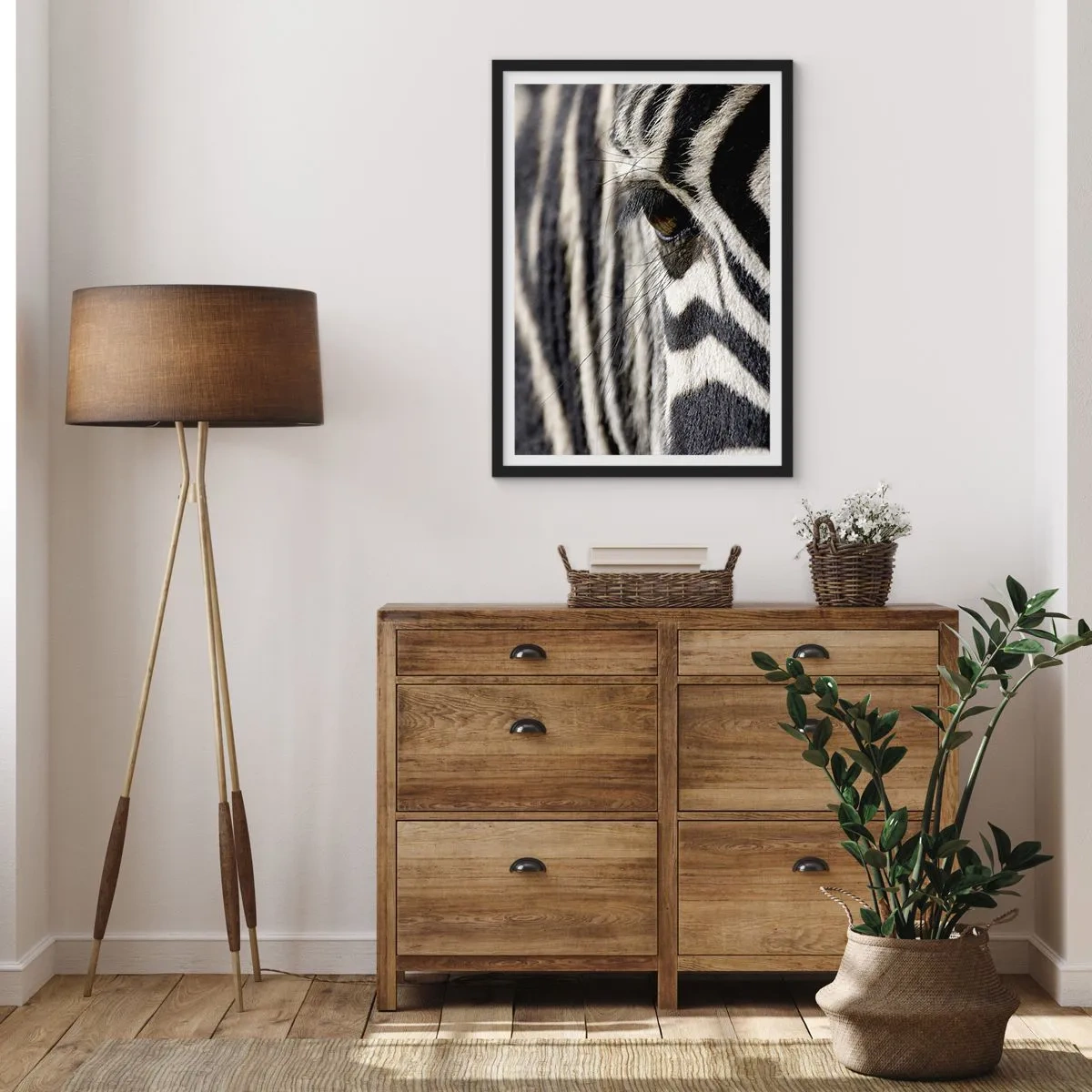 Poster în ramă neagră - Un prim-plan al ochiului unei zebre cu modelul său distinctiv. - 50x70cm - Portret cu dungi - Decorațiune modernă pentru perete pentru living și dormitor ARTTOR
