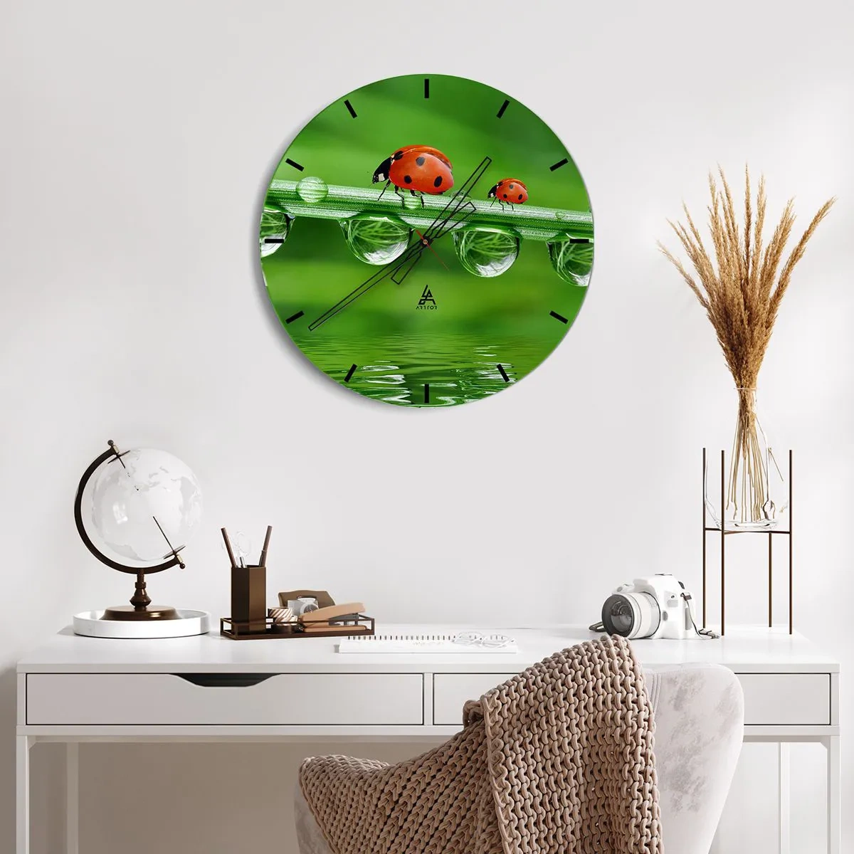 Ceas de perete - Ceas pe sticlă - Buburuze pe o fir de iarbă cu picături de apă - 30x30cm - Pe drum toată vara - Decorațiune modernă pentru perete pentru living, bucătărie și dormitor ARTTOR