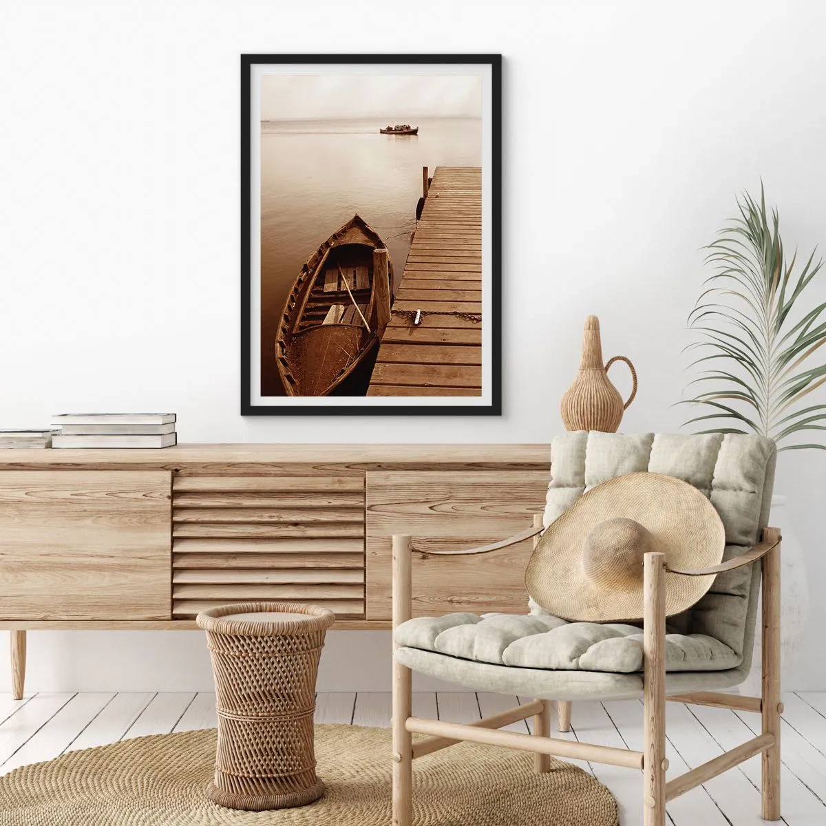 Poster în ramă neagră - O barcă la un debarcader de lemn în sepia - 50x70cm - Marea pace - Decorațiune modernă pentru perete pentru living și dormitor ARTTOR