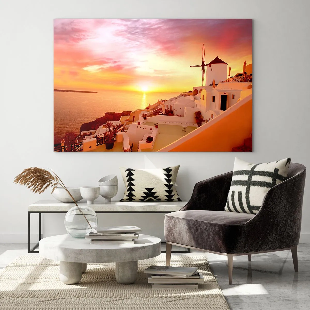 Tablou pe sticlă - Apus de soare peste Santorini cu clădiri albe și o moară de vânt - 70x50cm - Dizolvându-se în alb și auriu - Decorațiune modernă pentru perete pentru living și dormitor ARTTOR