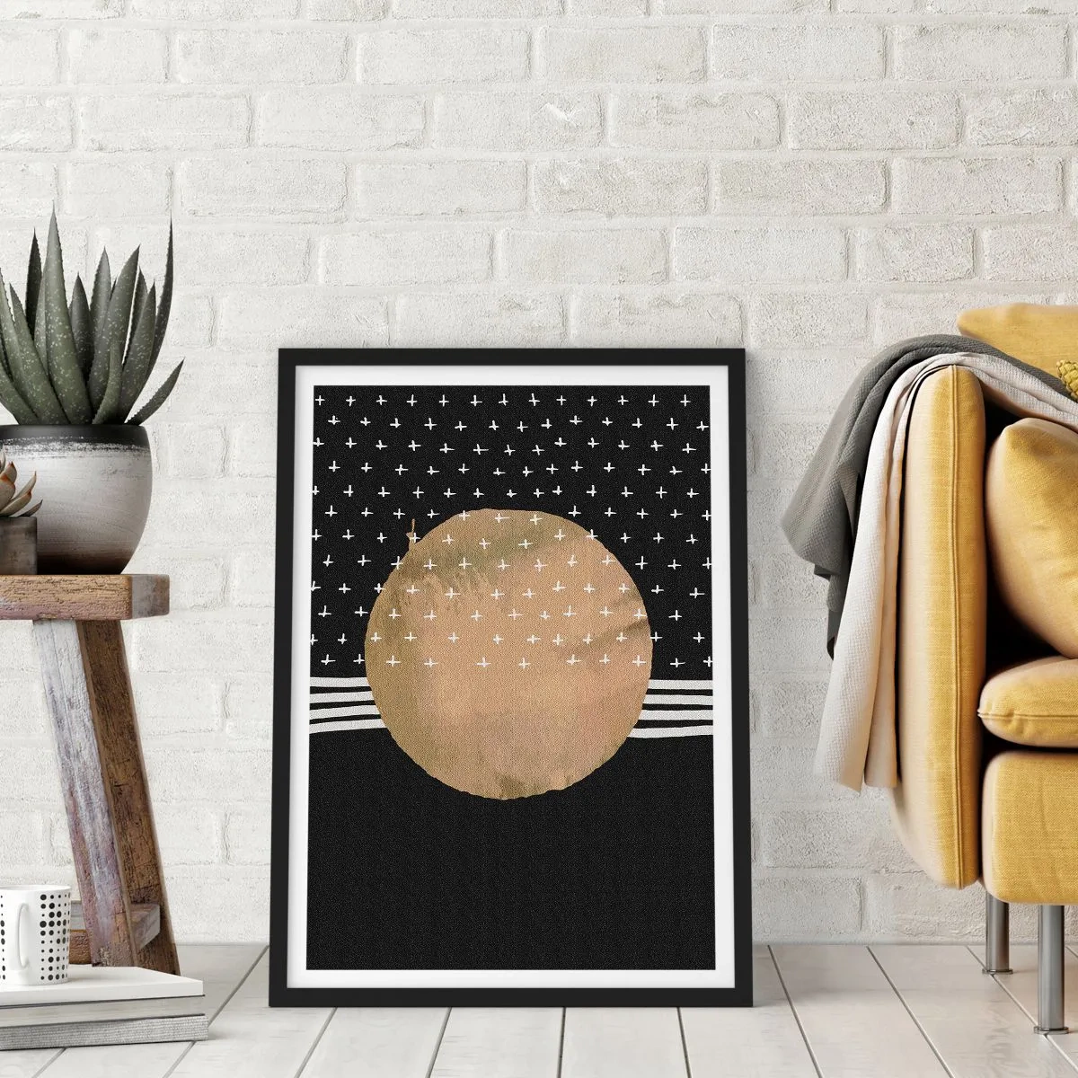 Poster în ramă neagră - Minge aurie abstractă pe fundal negru cu modele - 50x70cm - Compoziție: steagul galactic - Decorațiune modernă pentru perete pentru living și dormitor ARTTOR