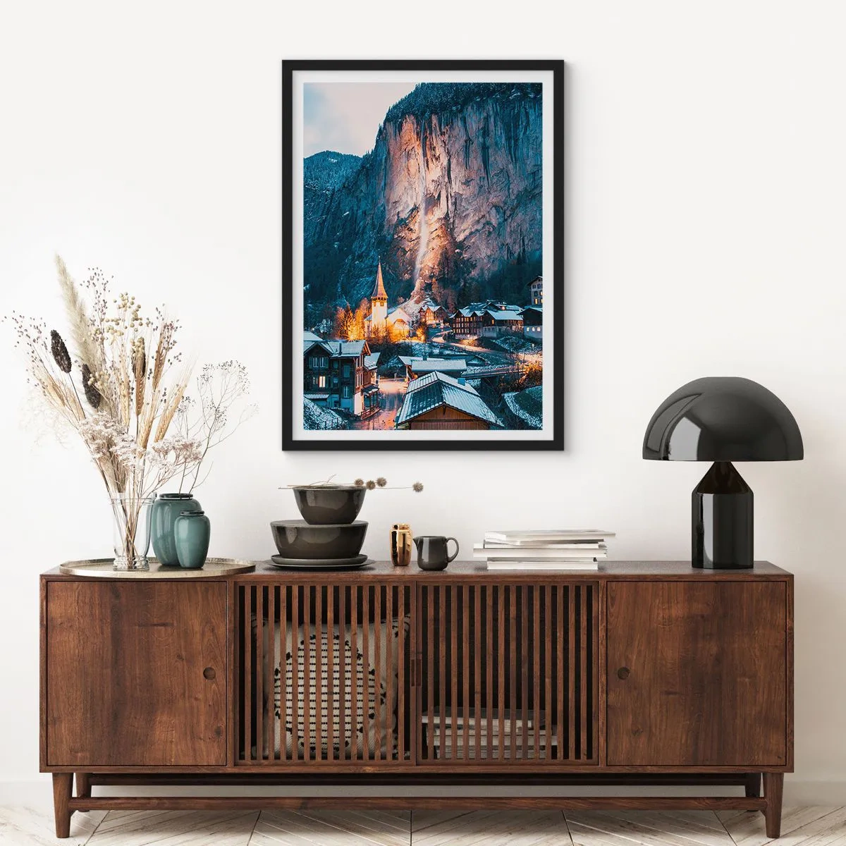 Poster în ramă neagră - Sat de iarnă iluminat la poalele stâncii - 50x70cm - Spiritul luminos al iernii - Decorațiune modernă pentru perete pentru living și dormitor ARTTOR